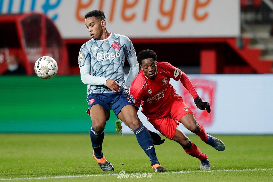 37岁的亨特拉尔挥动着手臂，仿佛仍是那个青涩少年，他的绝杀进球让德赫罗尔施球场瞬间沉寂，只留下阿贾克斯球迷的纵情欢呼。