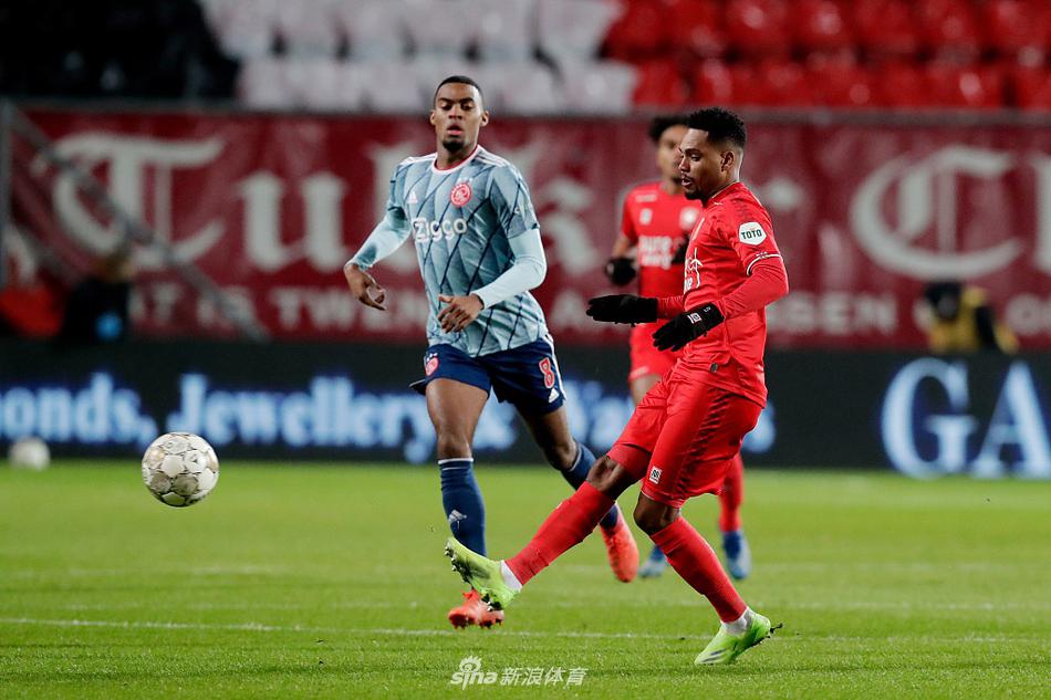 猎手的本能！禁区内一片混战，亨特拉尔如幽灵般出现在最危险的地带，他抢在所有人之前伸脚捅射，为阿贾克斯轰开胜利之门。