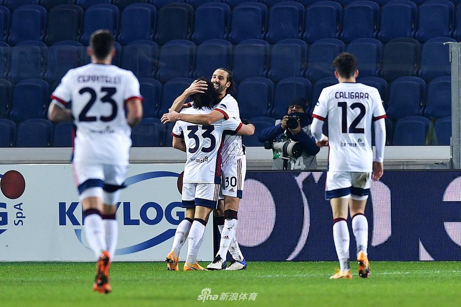 卡利亚里门将维卡里奥奋力扑救，虽败犹荣神情坚毅