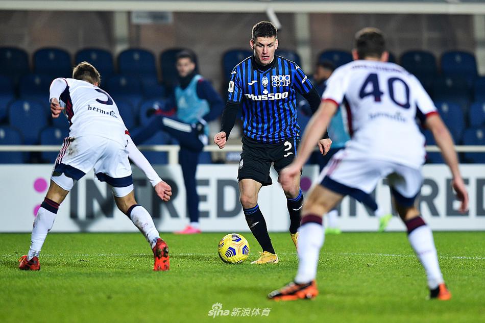 亚特兰大球员进球后围在一起激情庆祝，分享喜悦