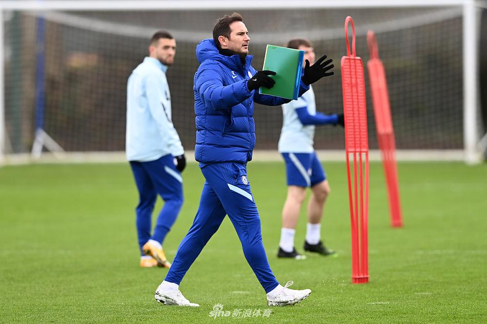 训练场上，球员们围成一圈进行抢圈游戏，皮球在他们脚下快速传递。画面中的蓝衣球员动作舒展，即使是在基础训练中，也流露出即将迎接硬仗的必胜信念。