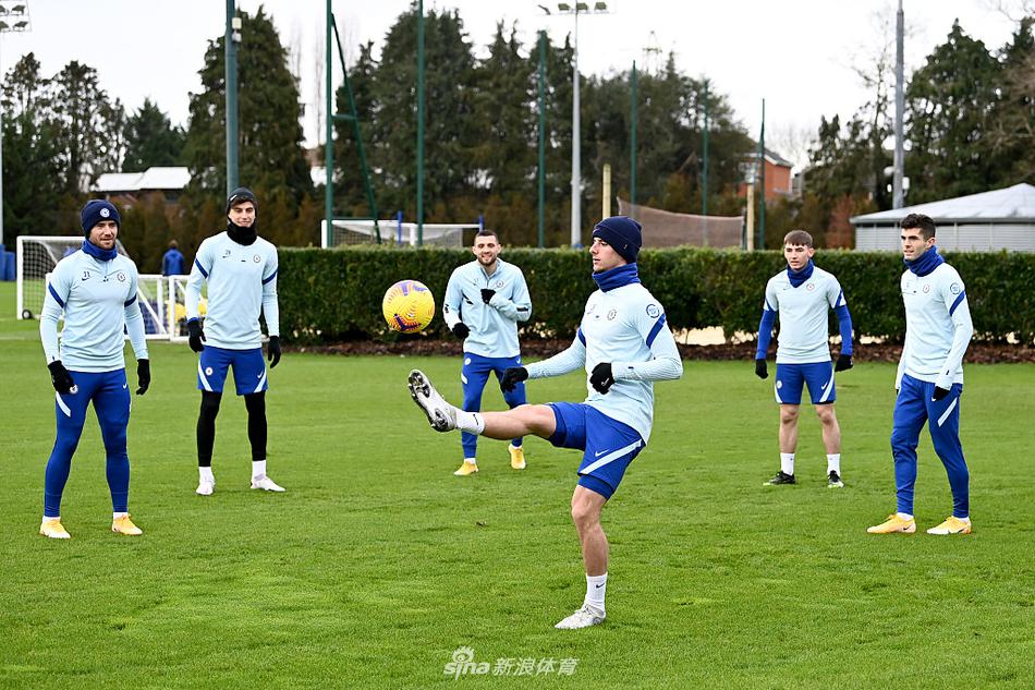 主帅图赫尔在发布会上神情专注，双手微微抬起，仿佛正在向记者们比划着他对球队战术的新构想。他身后的背景板简约而肃穆，预示着一场战术变革即将来临。