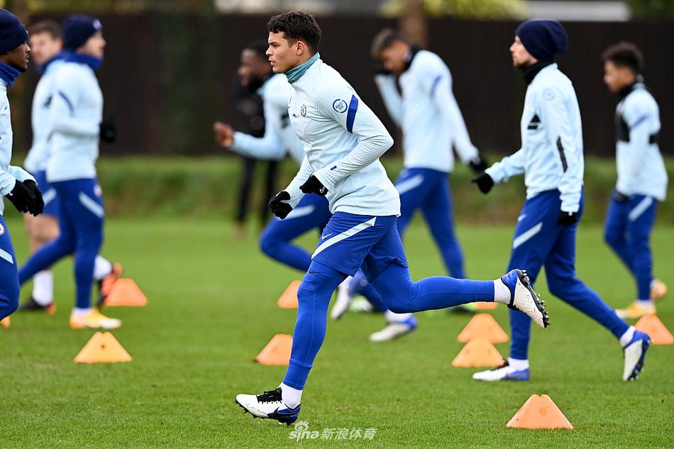 发布会结束后，图赫尔起身准备离开，但他依然侧身倾听身旁工作人员的补充说明。这个瞬间捕捉到了他专注细节、事必躬亲的执教风格，仿佛每一个信息都关乎着周末比赛的胜负。