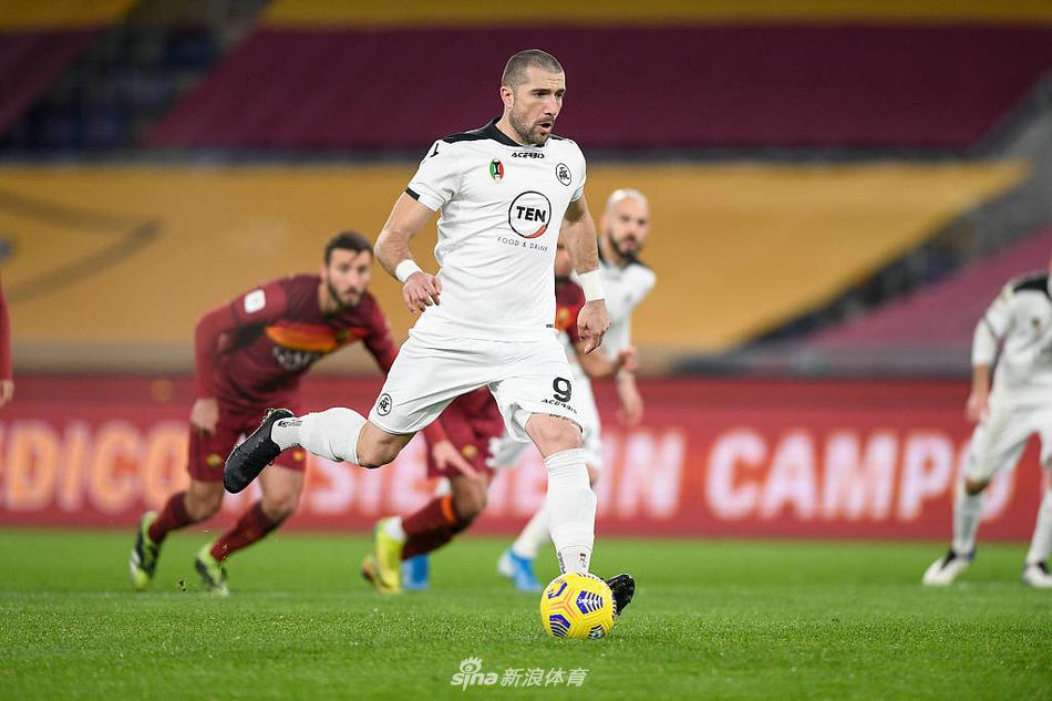 韦尔德张开双臂，肆意狂奔，他的加时赛进球如同锋利的匕首，彻底刺穿了十人罗马本就摇摇欲坠的防线，引爆了客队球迷区的狂欢。