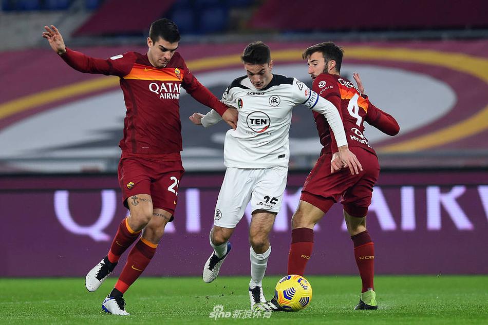 洛佩斯与皮科利在禁区边缘的电光火石间轰然相撞，门将的出击与前锋的搏命拼抢定格为比赛转折点的残酷缩影。