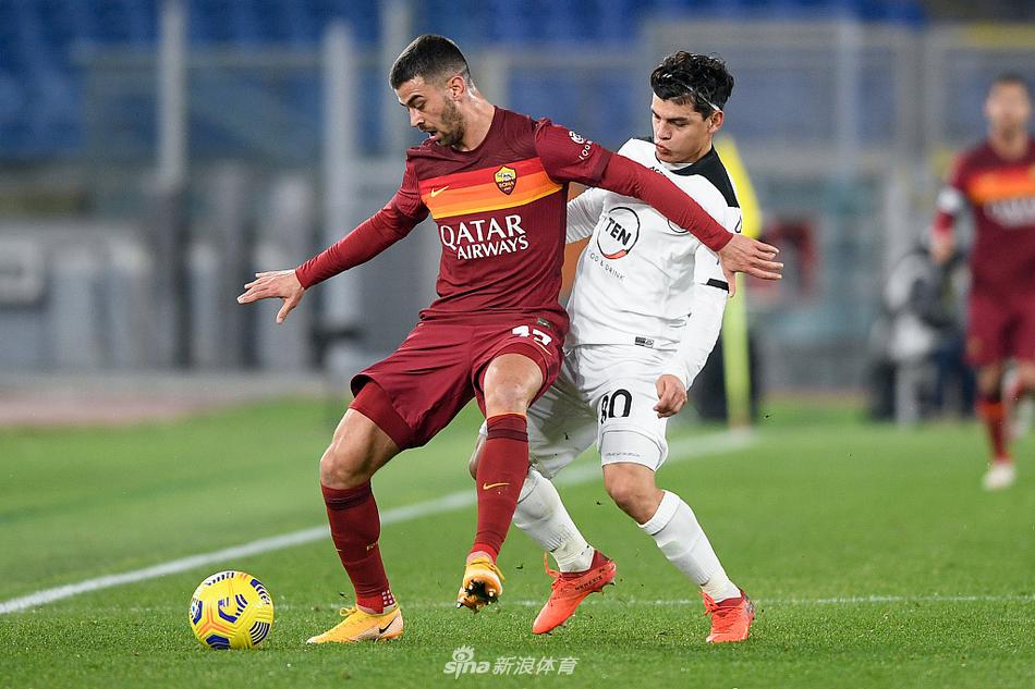 萨波纳拉被队友团团围住，脸上洋溢着难以置信的喜悦，他的梅开二度亲手将意甲劲旅推入深渊，这一刻他成为了斯佩齐亚的英雄。