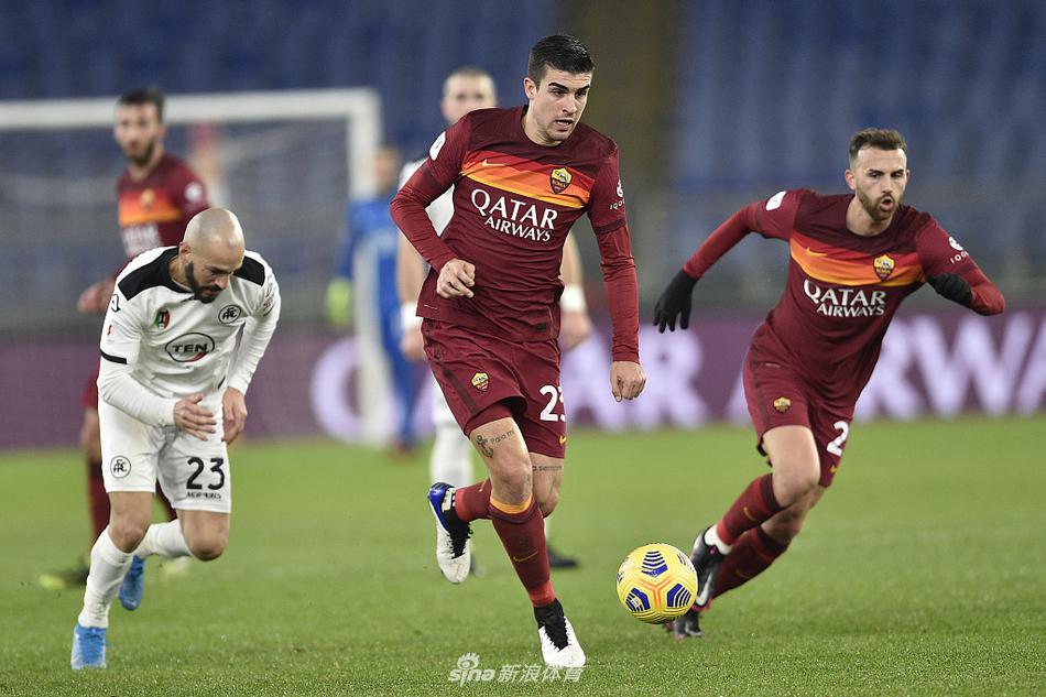 佩莱格里尼怒吼着挥拳庆祝，他的点球破门为罗马吹响了反攻的号角，在这座古老的球场，他试图以一己之力唤醒沉睡的狼群。