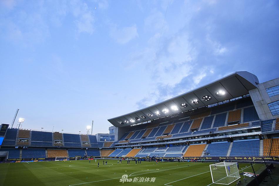 莱万特球员马尔蒂门前包抄推射瞬间，眼神专注，动作一气呵成