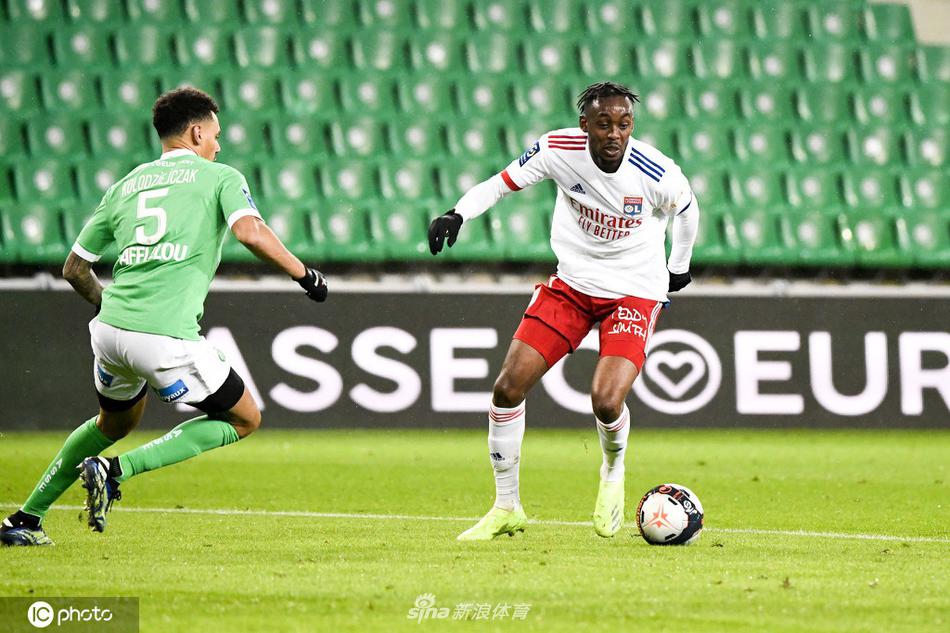 里昂前锋卡德维尔在禁区前沿接球后闪开角度，左脚低射远角得分，门将扑救不及