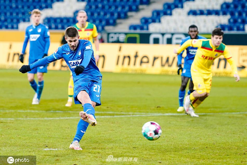 克罗地亚射手克拉马里奇张开双臂在湿滑的草皮上激情滑跪，身后是追赶而来的队友，看台上的灯光映照出他脸上忘我的喜悦，这一刻，他是莱茵-内卡竞技场独一无二的英雄。