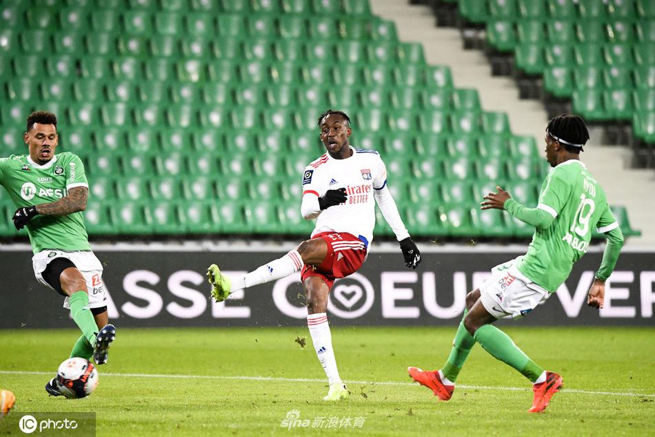 里昂球员们围在一起激情庆祝进球，场边的替补席教练组也激动地挥舞着拳头