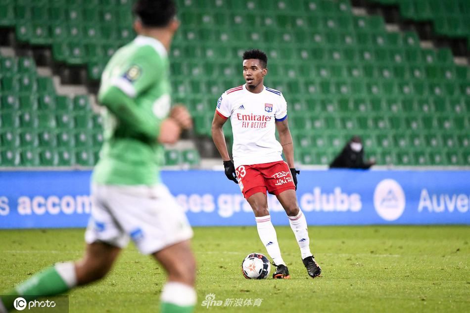 圣埃蒂安球员布安加在解围德佩的任意球时不慎将球顶入自家球门，他双手抱头神情沮丧