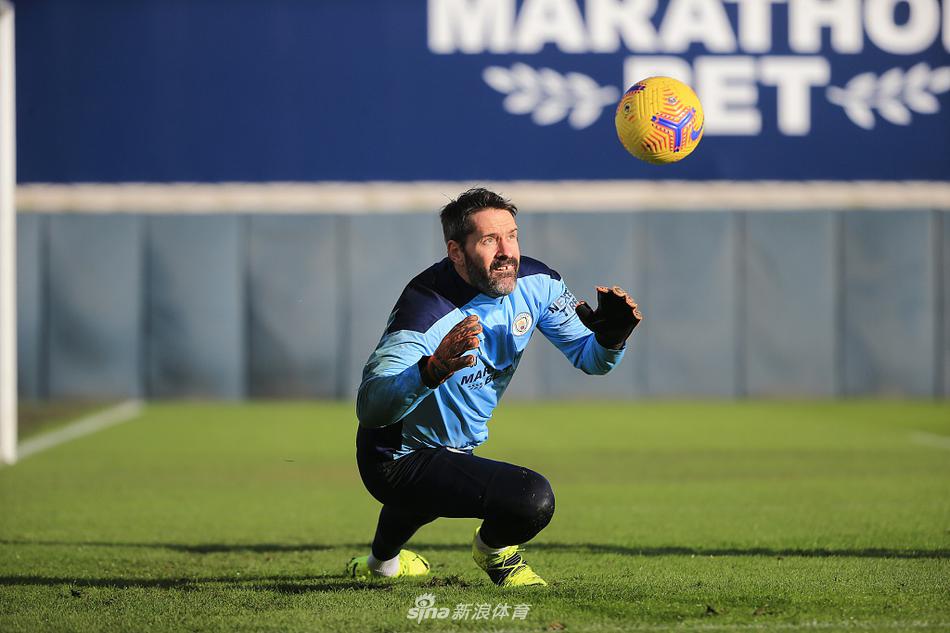 热苏斯在训练中凝神观察着来球，如同一只蓄势待发的猎豹，准备捕捉禁区内稍纵即逝的战机，将训练中的配合演练成比赛中的致命一击。