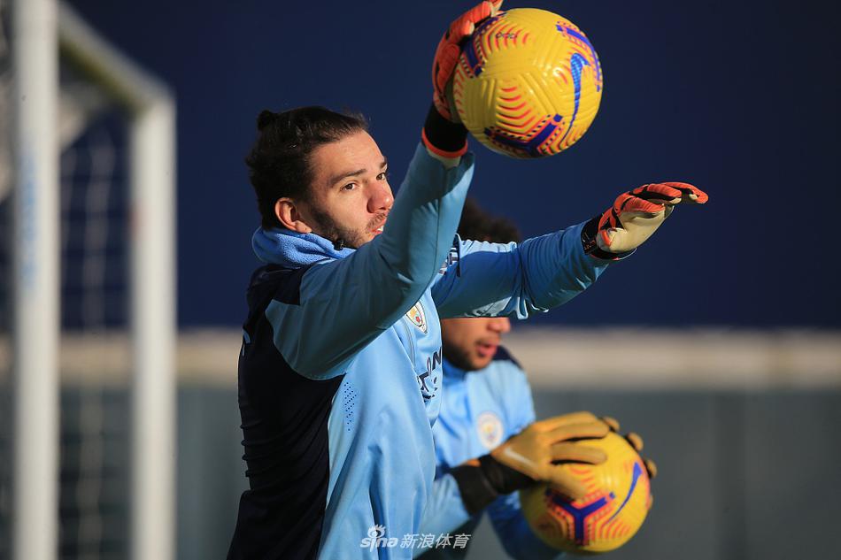 贝尔纳多·席尔瓦在训练中轻巧地控球转身，眼神中闪烁着狡黠与灵动，仿佛下一秒就能在人群中找到那条通往球门的黄金通道。