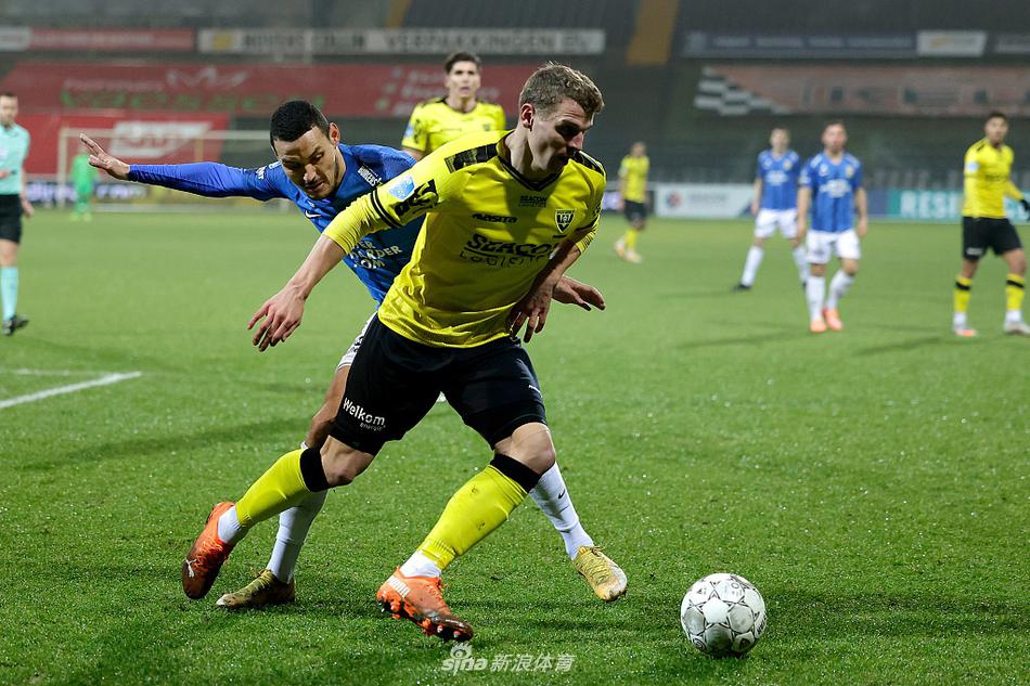 队友们如潮水般涌来，将这位上演大四喜的英雄团团围住，每一张笑脸上都洋溢着极致的喜悦与崇拜，这是属于团队，更属于他的荣耀时刻。