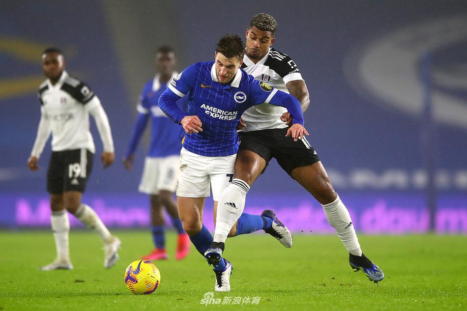 随着主裁判吹响终场哨音，富勒姆球员阿雷奥拉兴奋地挥拳庆祝，对于客场作战的他们来说，从美国运通社区带走一分是完全可以接受的结果，而布莱顿球员则落寞地低下了头。