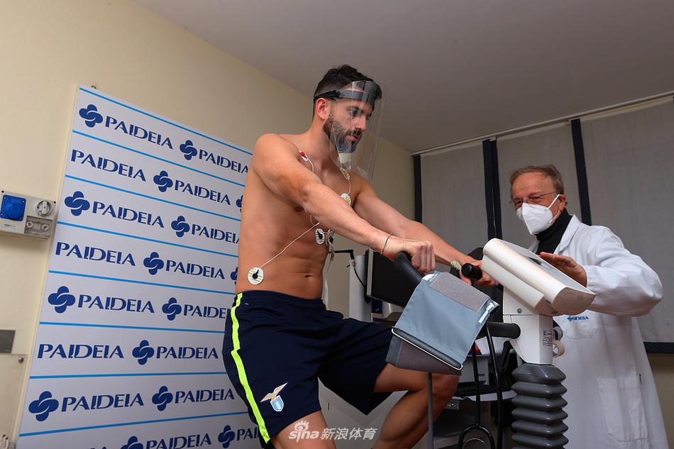 在室内训练馆里，穆萨基奥正在进行拉伸训练，光影勾勒出他强壮的身体线条，每一个动作都透露着职业球员的严谨与自律