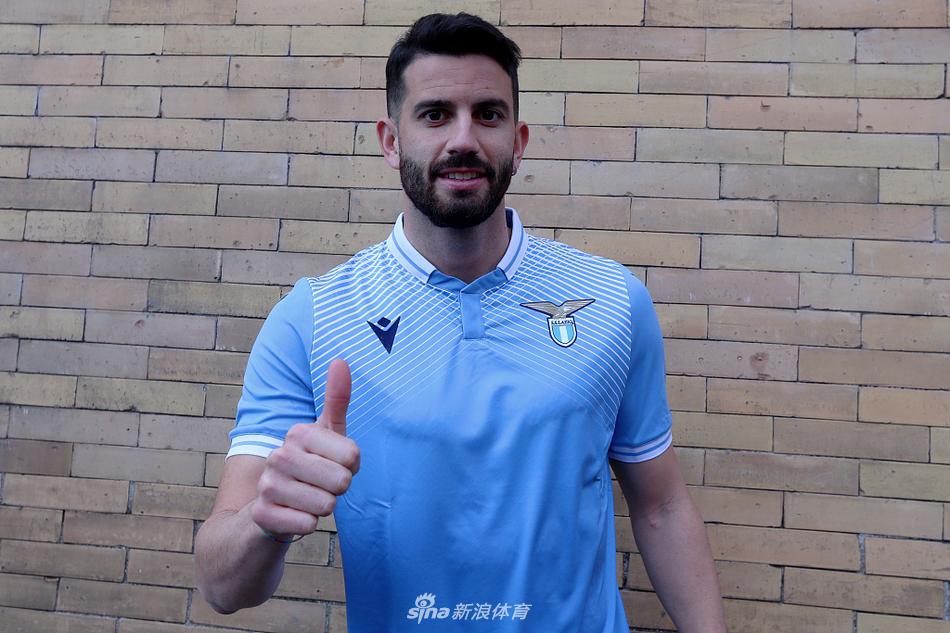 镜头捕捉到穆萨基奥在训练结束后离场的背影，空旷的看台和绿色的草坪见证了他加盟拉齐奥后的全新起点