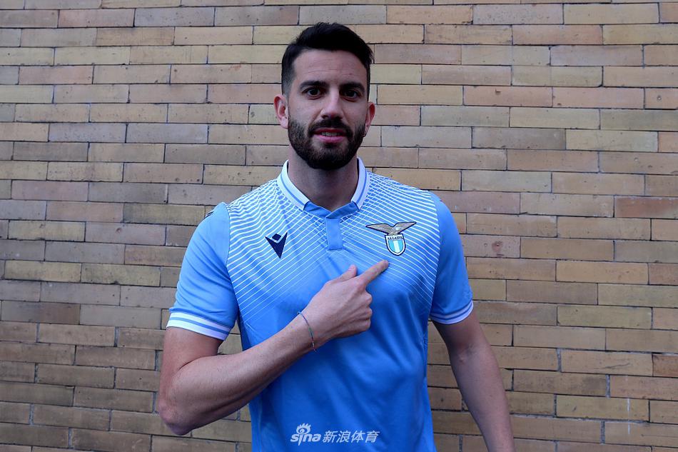 穆萨基奥在训练间隙与工作人员轻松交谈，脸上洋溢着笑容，显示出他已迅速融入了新团队的氛围