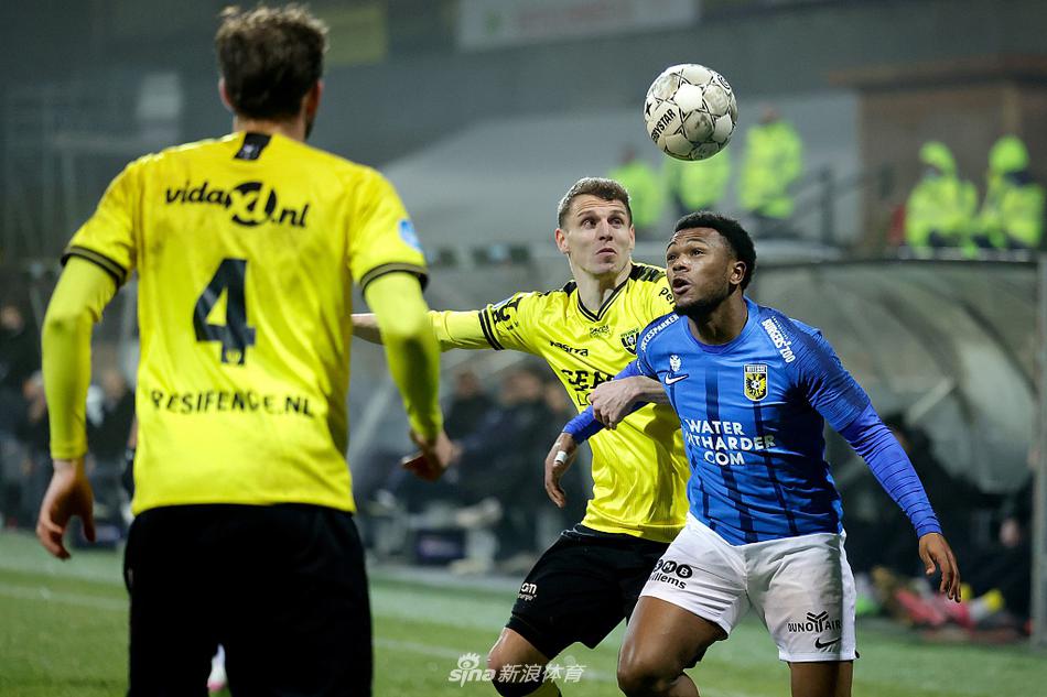 从惨案到英雄，吉亚科乌马基斯用四粒进球抚平了这座城市的创伤，他握拳奔跑的背影后，是看台上如痴如醉、终于扬眉吐气的球迷。