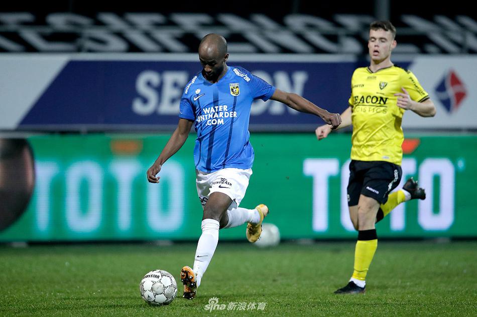 希腊锋霸吉亚科乌马基斯俯身冲刺，紧握的双拳青筋暴起，面部肌肉因怒吼而紧绷，这一刻，他将上半场3比0领先的狂喜与压抑已久的情绪尽情释放。