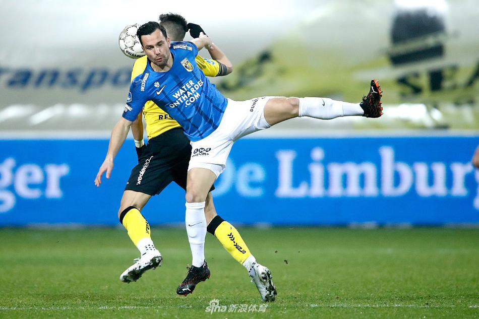 面对三人包夹，吉亚科乌马基斯如同希腊神话中的英雄，用强壮的身体扛住对手，脚下却闲庭信步般护住皮球，眼神中透露着独战群雄的霸气。