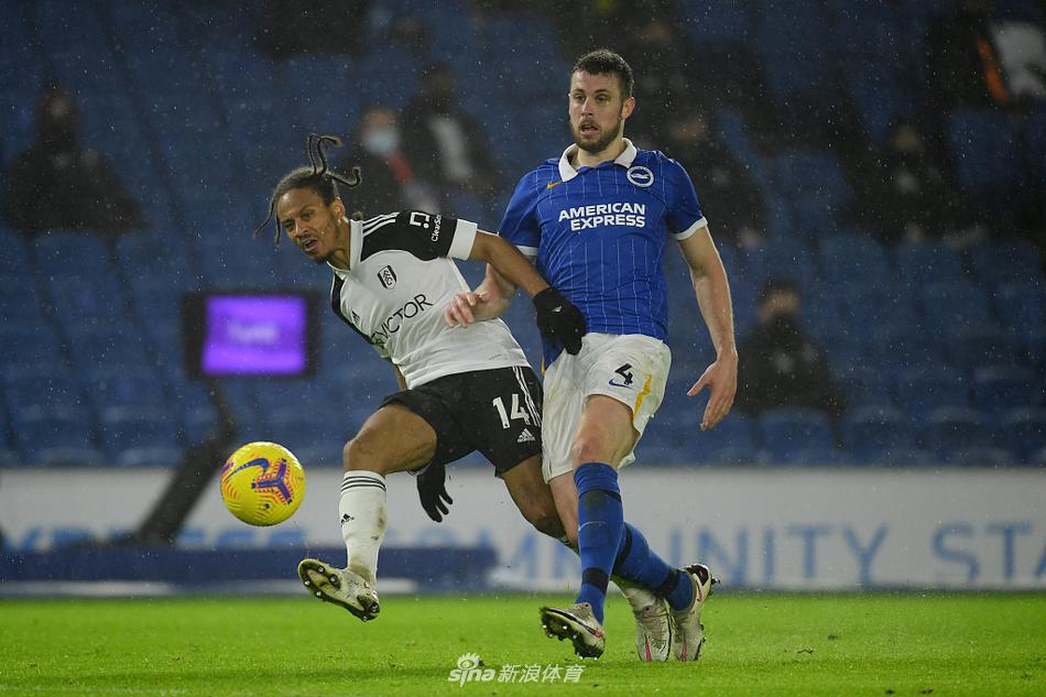 布莱顿门将罗伯特·桑切斯在最后时刻贡献关键扑救，他双手紧紧将球抱在怀中，面前的富勒姆前锋米特洛维奇露出难以置信的表情，这次攻防对决成为了本场比赛尾声阶段最高潮的瞬间。