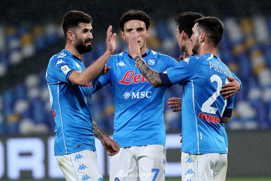 🚀 洛萨诺的爆射如同出膛炮弹，他紧握双拳庆祝这粒势不可挡的进球，这是对胜利最直接的渴望与宣泄。