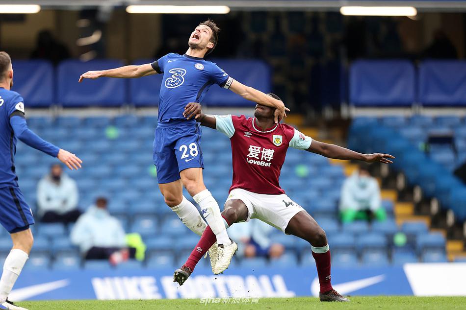 马科斯-阿隆索在左侧禁区胸部停球后，侧身凌空抽射，身体舒展成一张弓，皮球在空中划出美妙弧线飞向球门远角，动作美如画。