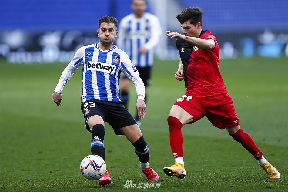 西班牙人队普阿多高高跃起，以一记强有力的头槌攻破巴列卡诺球门，点燃了主场球迷的热情