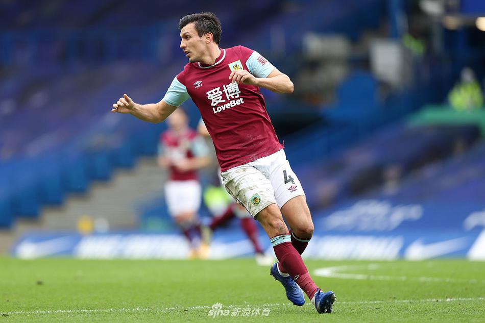 切尔西队长阿斯皮利奎塔在伯恩利禁区内小角度爆射破门瞬间，皮球如出膛炮弹般直挂死角，他转身挥拳怒吼，宣泄着内心的激情与斗志。