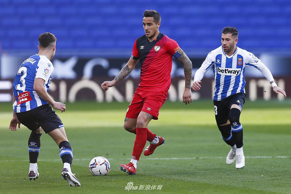 巴列卡诺球员阿尔瓦罗-加西亚打入反超比分的绝杀一球后，与队友忘情庆祝，将西班牙人主场变为寂静之地