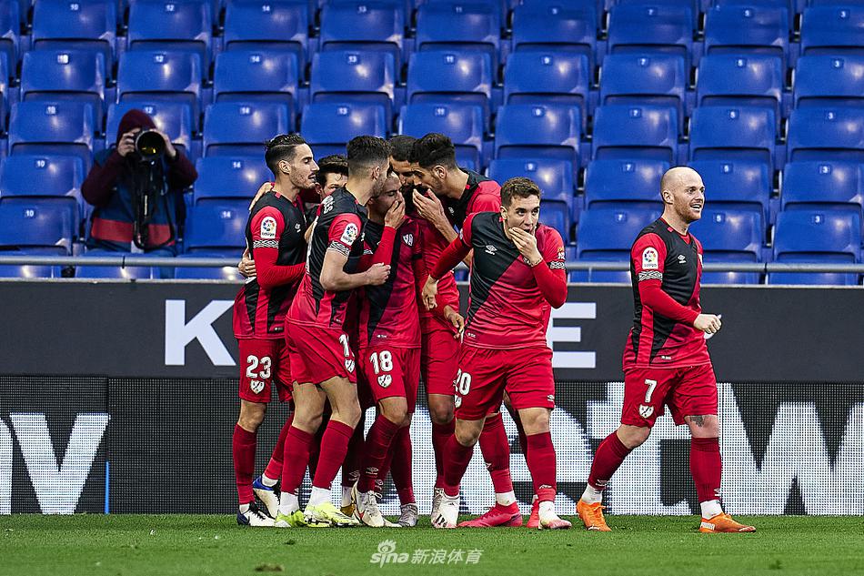 西班牙人头号射手德托马斯在禁区前沿拔脚怒射，轰出一记世界波，帮助球队扩大领先优势