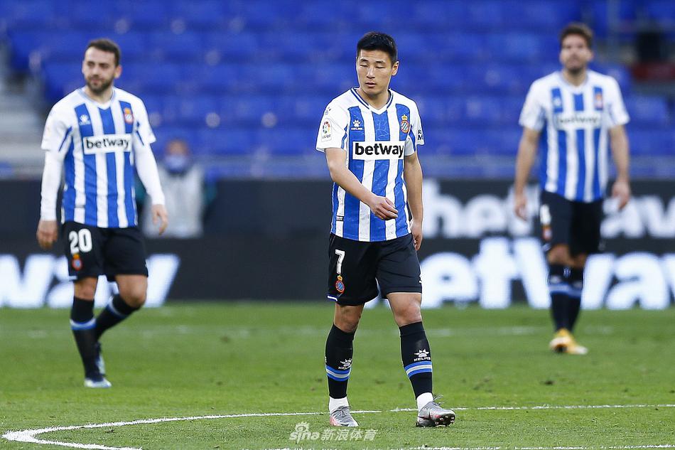 巴列卡诺球员们疯狂庆祝伊西-帕拉松的任意球破门，这粒进球吹响了他们下半场惊天大逆转的号角