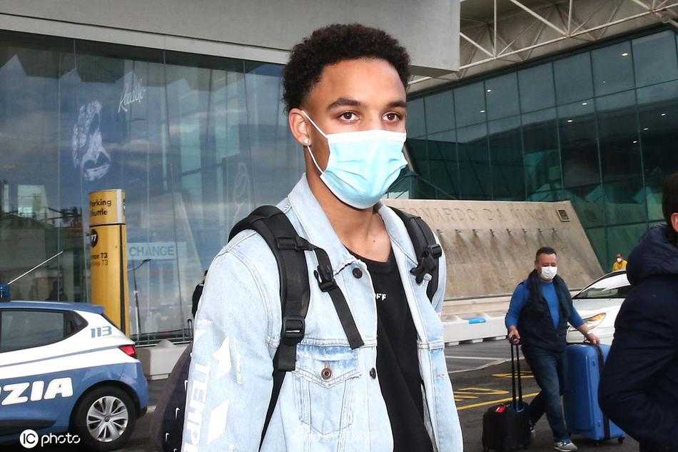 在罗马的街道上，雷诺兹拉着行李箱阔步前行。他的侧脸在阳光的勾勒下显得格外专注，身后是典型的欧式建筑。这一刻，他从美职联的希望之星，正式变身为意甲赛场的追梦人。