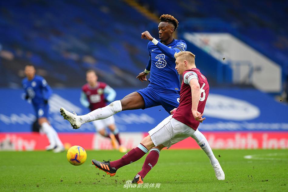 锁定胜局后，马科斯-阿隆索激情抓握胸前切尔西队徽，神情坚定而自豪，这个动作宣告了他的回归和对俱乐部的忠诚。