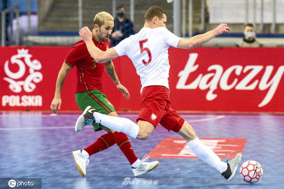 面对葡萄牙队的强势突破，波兰队两名防守队员迅速形成关门防守之势，用身体筑起屏障，试图阻挡对手的推进路线。