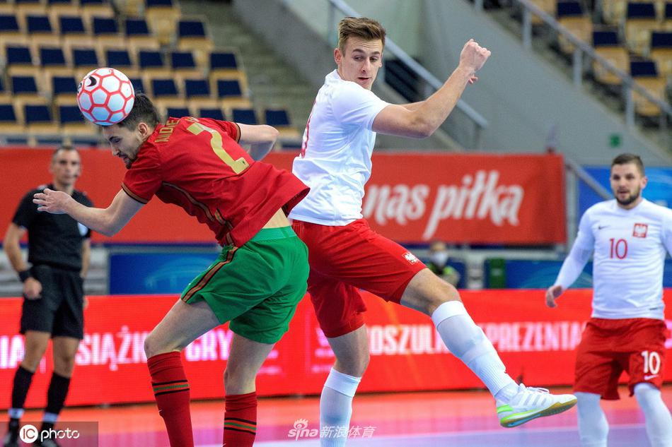 波兰队球员在主场球迷的注视下，正试图用身体卡住位置，准备接应队友的传球，他身后的葡萄牙防守队员则严密贴身，寸步不让。