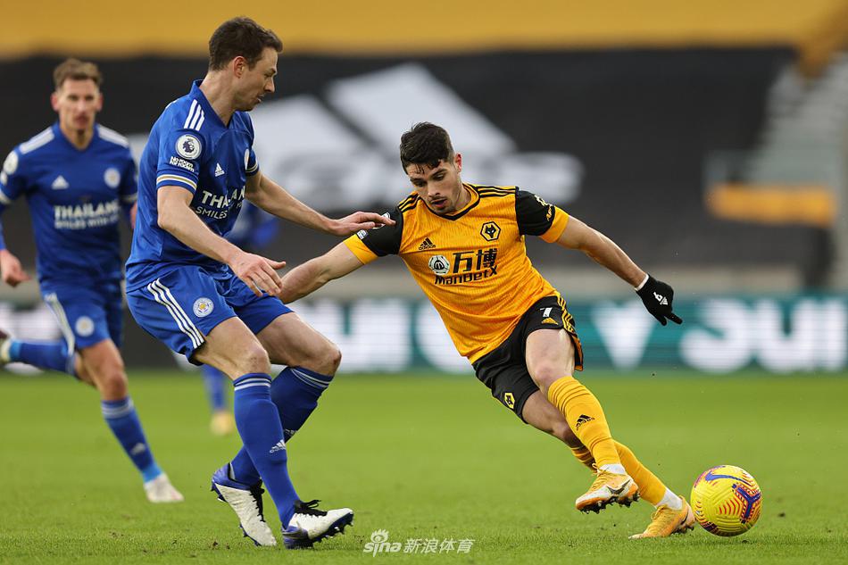 狼队后卫在防守中展现出众志成城的决心，奋不顾身地飞身封堵莱斯特城球员哈维·巴克利的劲射。这记舍身堵枪眼的瞬间，点燃了主场球迷的激情，也彰显了球队的铁血防守本色。