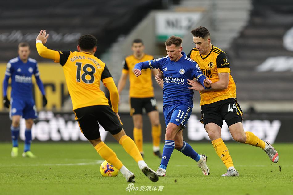 莱斯特城中场核心詹姆斯·麦迪逊在禁区前沿觅得良机，果断起脚远射。狼队门将鲁伊·帕特里西奥注意力高度集中，稳稳地将球抱住，化解了这次颇具威胁的攻门。