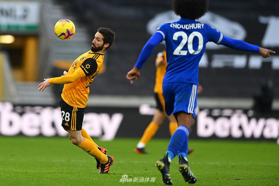 在一次拼抢中，狼队中场核心鲁本·内维斯与莱斯特城后卫卡格拉尔·瑟云聚展开激烈对决。两人眼神中充满杀气，肌肉碰撞的瞬间，完美诠释了英超赛场高强度对抗的火药味。