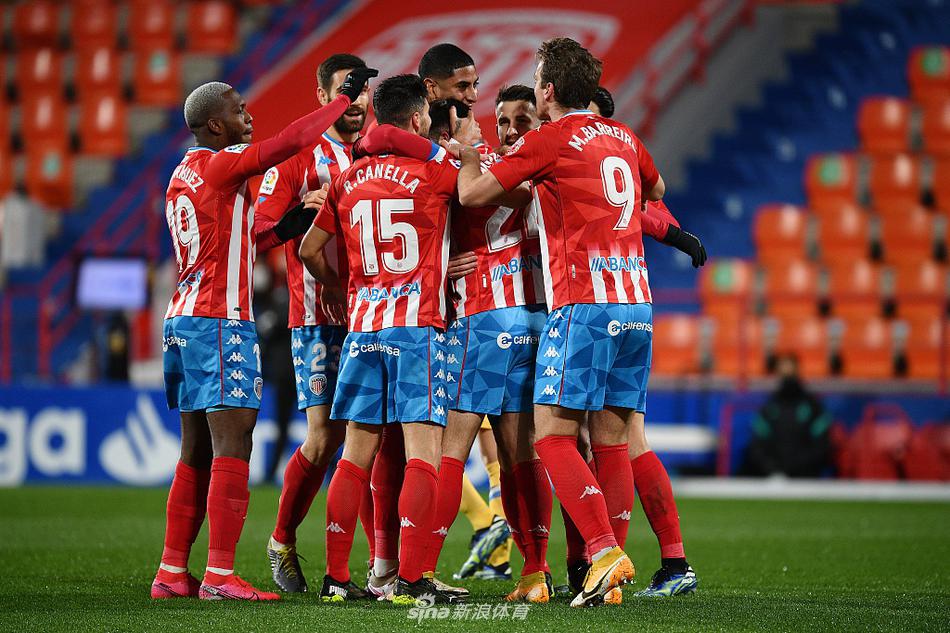 终场哨响后，德托马斯神情落寞地低着头走向场边，这场比赛他虽打入一球，但未能帮助球队全取三分，脸上写满了不甘与疲惫