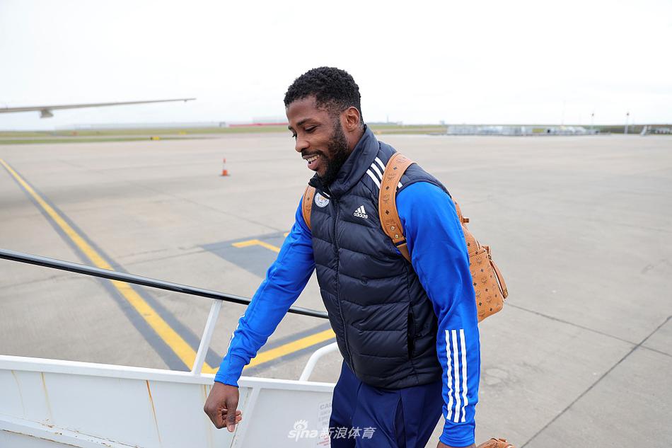 瓦尔迪低头凝视手机屏幕，身旁的小舒梅切尔神情轻松交谈，机舱内蓝狐众将各怀心事。