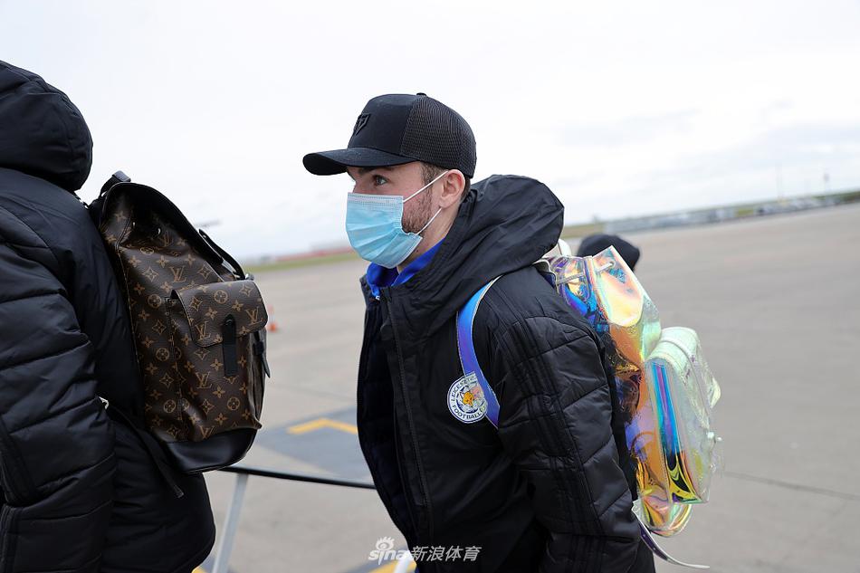 小舒梅切尔高接抵挡后振臂高呼，身后空无一人的看台更突显其守护神的孤独与伟岸。