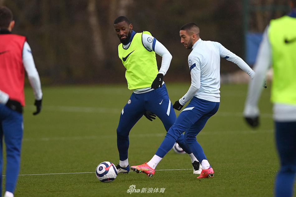 切尔西攻击手们在科巴姆进行抢圈练习，皮球在队友间快速流转，欢声笑语与专注神情交织，展现出团队轻松又高效的备战氛围。