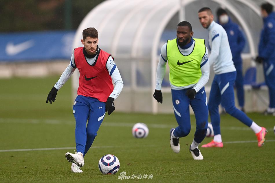 科瓦契奇在训练间隙露出灿烂笑容，汗水浸湿了他的球衣，身后的队友若日尼奥也神情轻松，训练场洋溢着积极向上的气息。