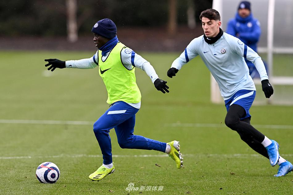 奇尔韦尔在训练中进行拉伸和核心力量训练，身体线条紧绷，神情专注，每一个细节都彰显着职业球员的自我修养。