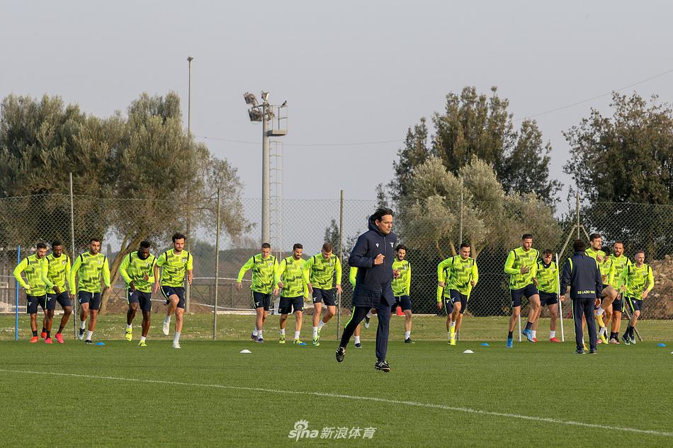 镜头捕捉到米林科维奇-萨维奇在训练中一丝不苟的神情，他高大的身影在夕阳下被拉长，专注地完成每一次传中练习，这位塞尔维亚核心承载着蓝鹰中场攻防转换的重任。