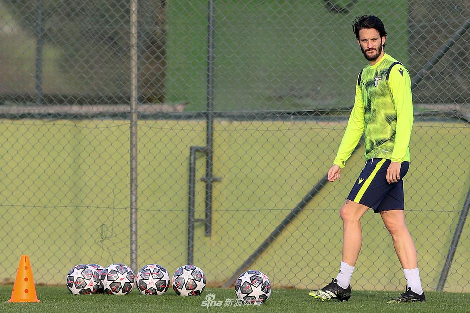 球员们在进行高强度的分组对抗，路易斯·阿尔贝托一脚精准的长传转移撕开模拟防线，皮球划出的弧线仿佛在描绘着第二天比赛中他们试图攻破拜仁球门的路径。