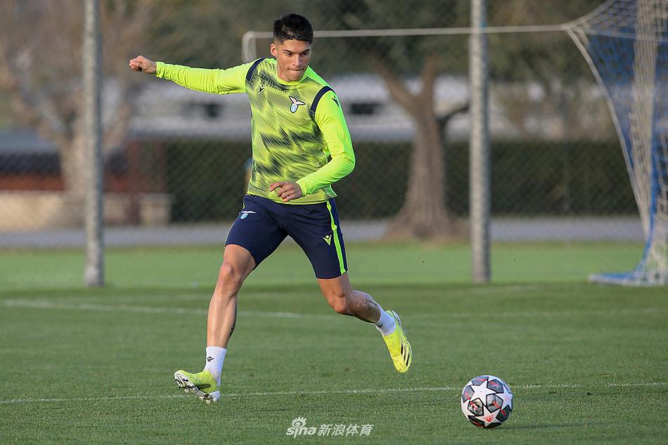 罗马冬日的暖阳洒在福尔梅洛训练基地的草坪上，拉齐奥球员们正围成紧密的圆圈进行抢圈热身，欢声笑语中透露出大战前的轻松与团队凝聚力。